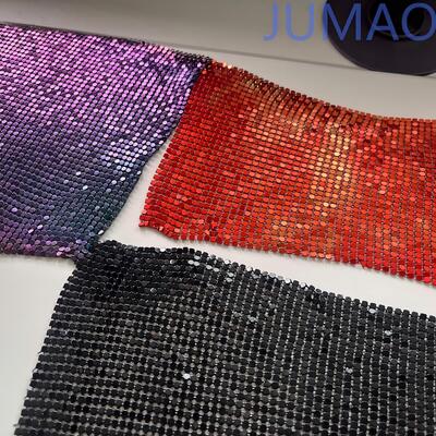 Rèm kim loại lấp lánh được chế tác dành cho bữa tiệc mang lại vẻ ngoài lấp lánh trang nhã