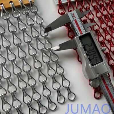 Các rèm liên kết chuỗi kim loại khác nhau kết hợp hình ảnh trên đó để tăng sức hấp dẫn và chức năng trực quan